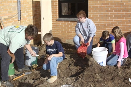 Students plant bulbs at Hermann Elementary School